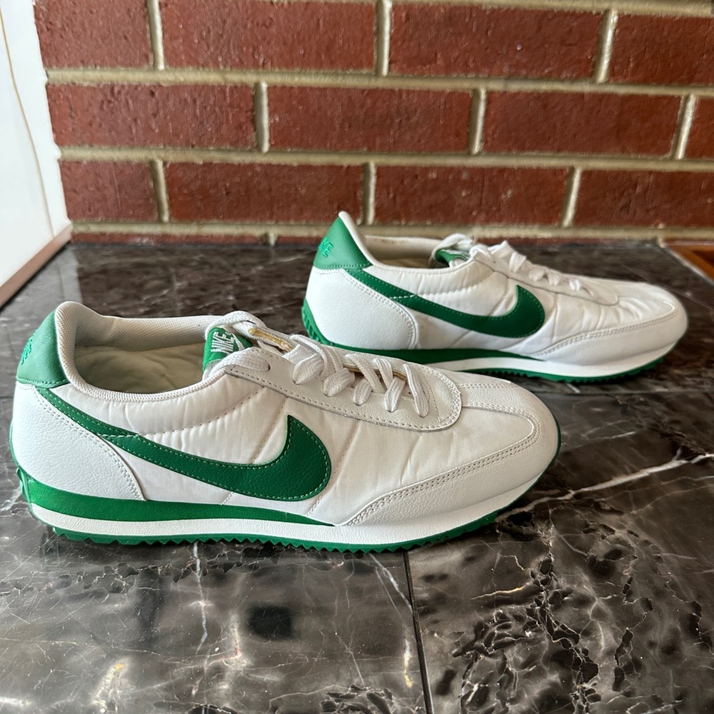 NIKE OCEANIA WHITE Green Swoosh Men’s 6.0 Women’s 7.5